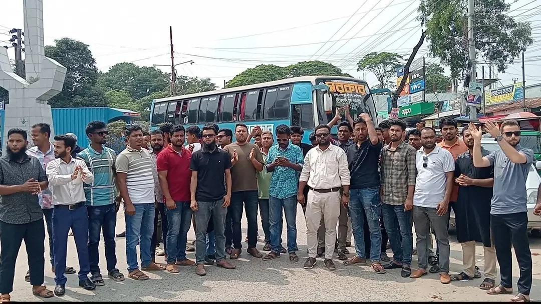 সংবর্ধনা না নিয়ে চলে যাওয়ায় ক্ষুব্ধ বিএনপি নেতাকর্মীদের সড়ক অবরোধ