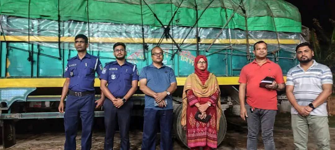 রাতের আঁধারে সরকারি চাল পাচারের চেষ্টা, ৬৬৭ বস্তাসহ ট্রাক জব্দ,আটক ২
