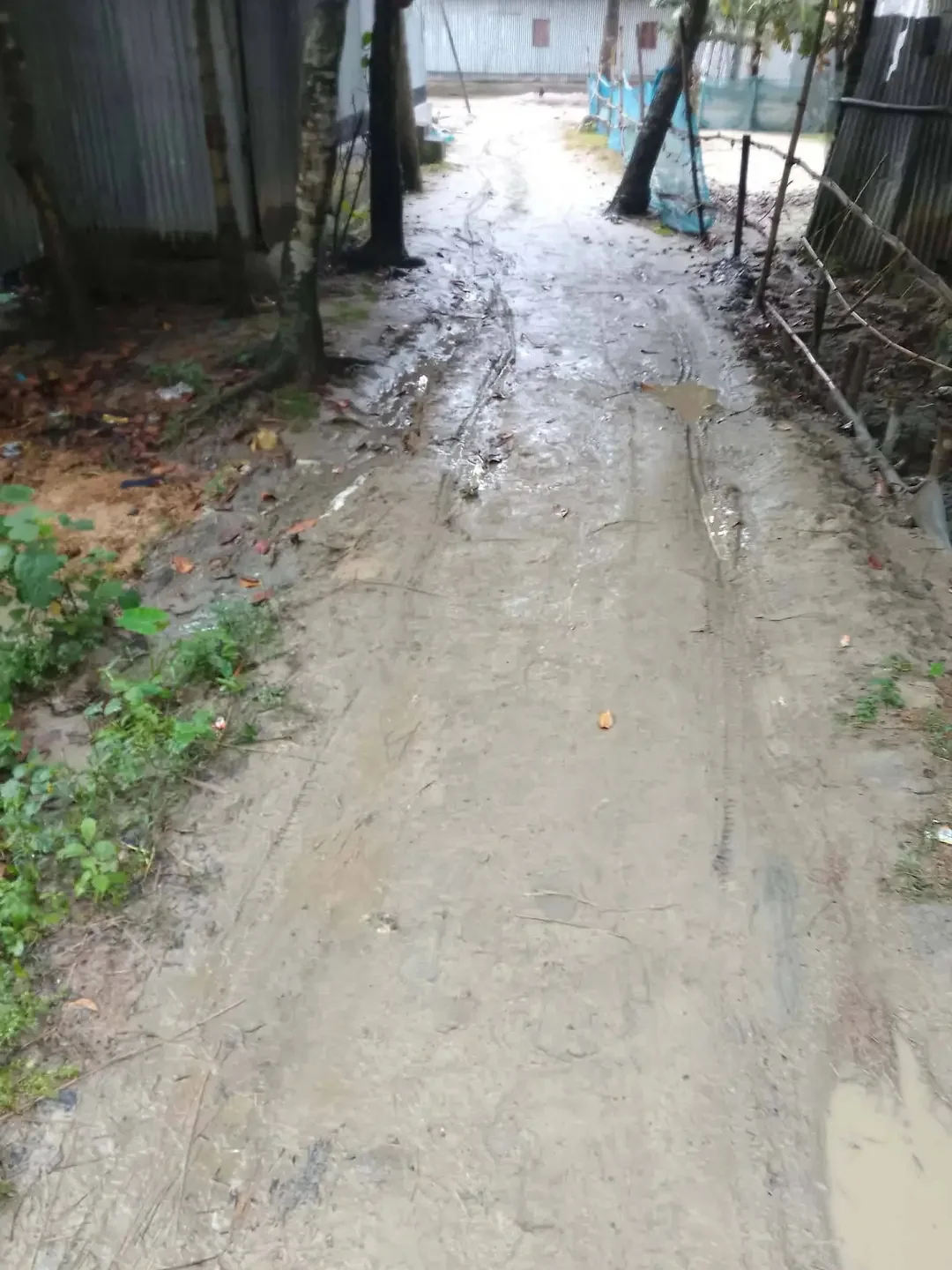 দীর্ঘ ৩৫ বছরের চলাচলের রাস্তা নিয়ে বিরোধ, নিরাপদ চলাচলের দাবিতে এলাকাবাসীর ক্ষোভ