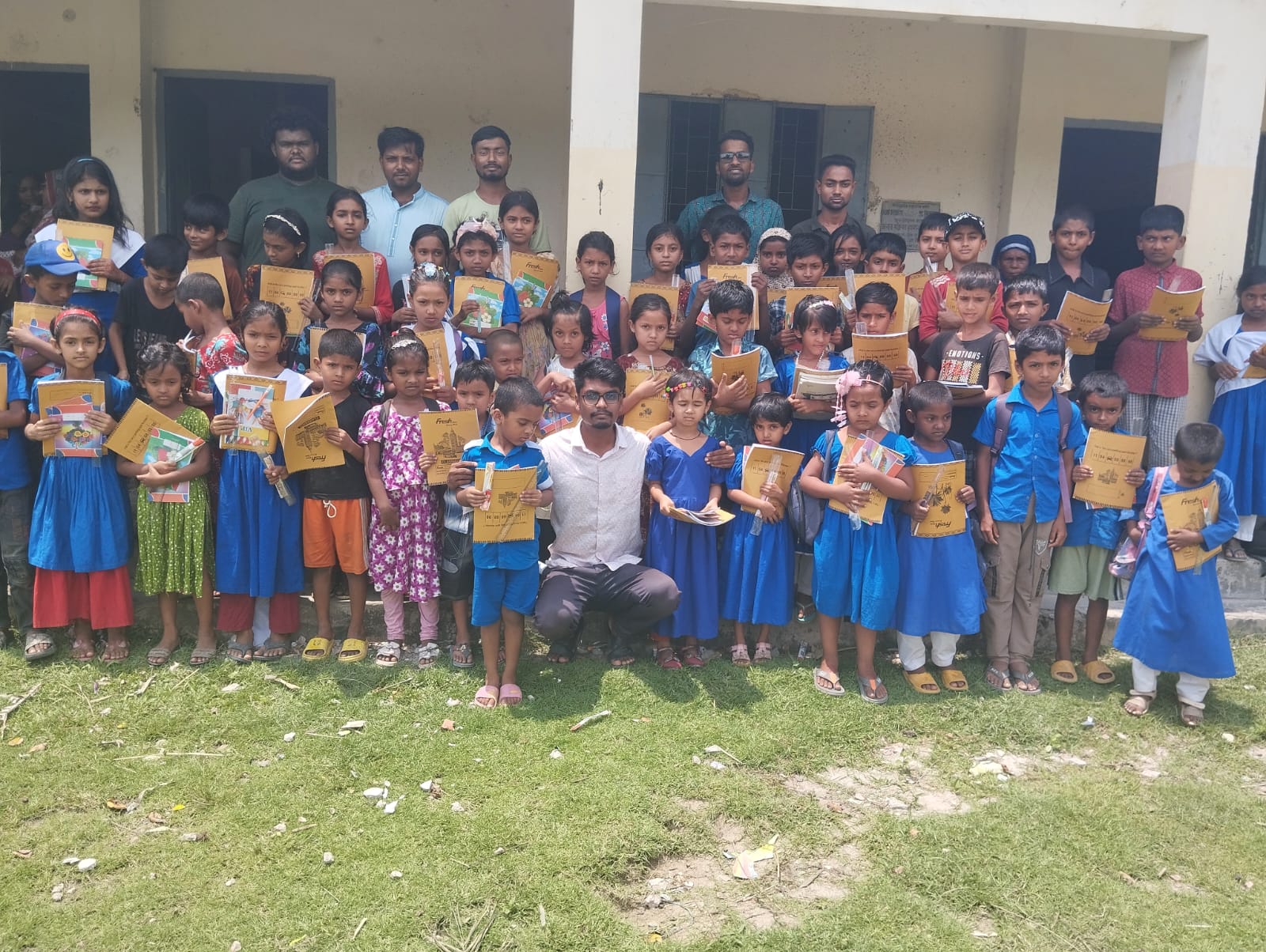 আমতলীতে স্বপ্নছোঁয়া স্বেচ্ছাসেবী যুব সংগঠনের উদ্যোগে ৫০ অসহায় শিক্ষার্থীর মাঝে শিক্ষা উপকরণ বিতরণ