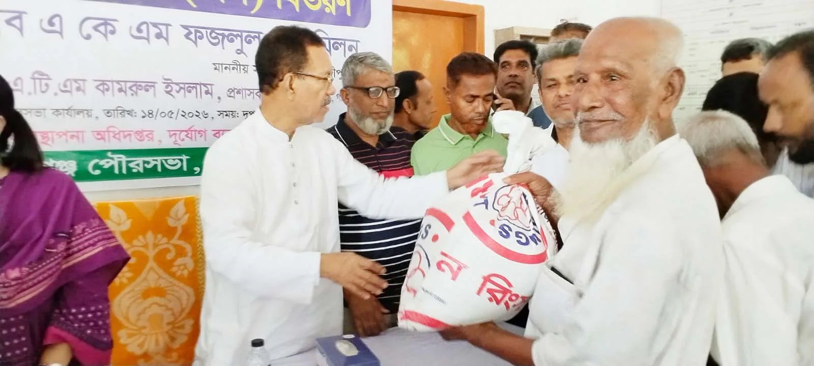 সরকারের ভিজিএফের চাল পেয়ে দুস্থ পরিবারগুলো আনন্দে ঈদ উদযাপন করতে পারবেন ফজলুল হক মিলন