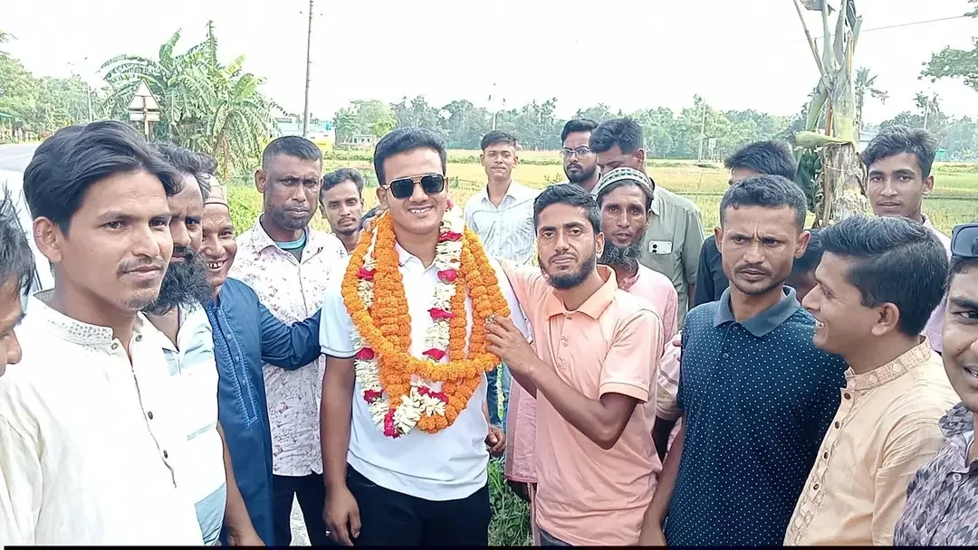 Floral congratulations and reception for Chhatra Dal leader Rashedul Karim Shohag in Phulpur