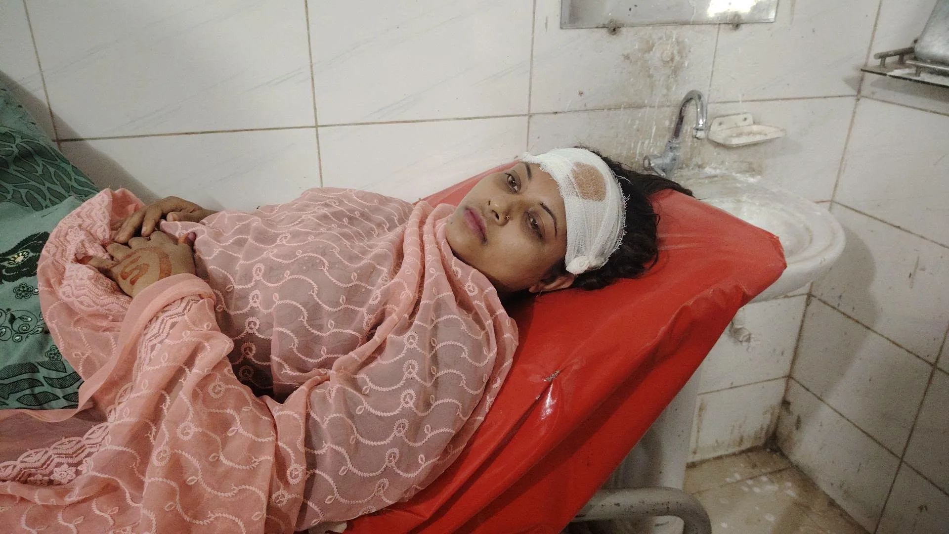 শ্রীপুরে বেড়াতে এসে মোবাইল মেকানিকের হামলায় নারীসহ আহত ৩, থানায় লিখিত অভিযোগ
