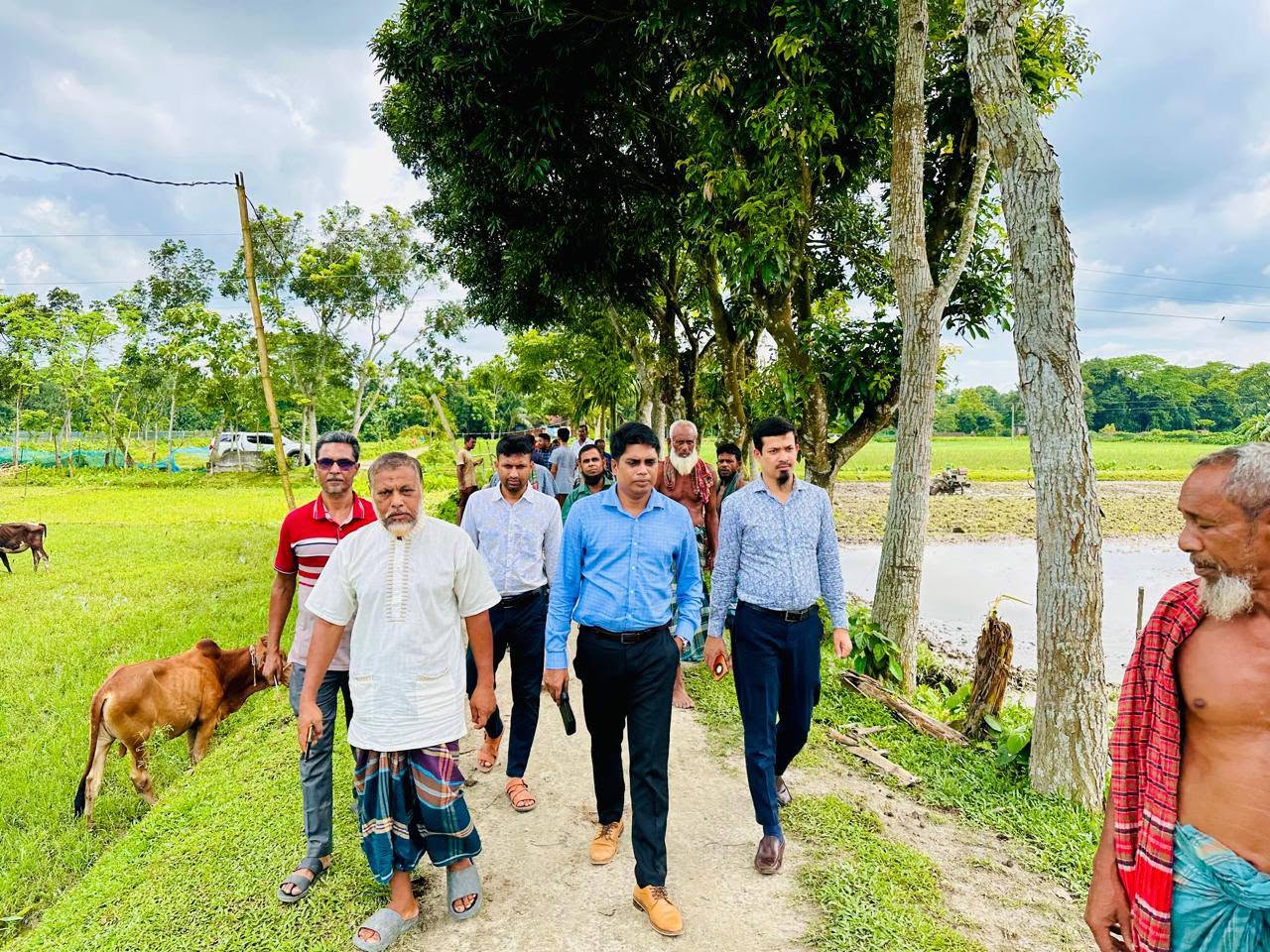 এসি ল্যান্ডের উদ্যোগে রামসোনা গ্রামে রাস্তার জটিলতা নিরসনে এলাকাবাসীর সঙ্গে মতবিনিময়